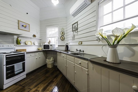 Touchwood Cottages - Tourism Gold Coast 12