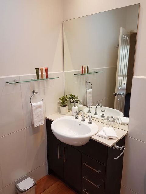 Healesville House - Fig Tree House - Tourism Gold Coast 12