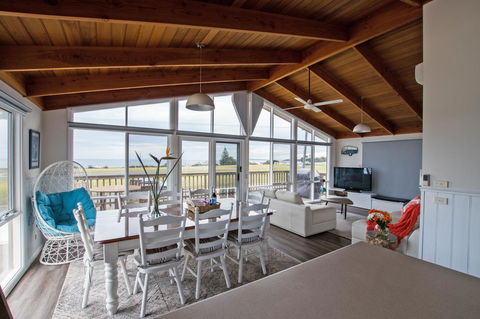 Stunning Waterfront Only 10 Minutes To Phillip Island - FREE EV UNIT 7kW For Electric Cars - Pet Friendly, Fireplace FREE WIFI Wine & Chocolates - Tourism Gold Coast 0