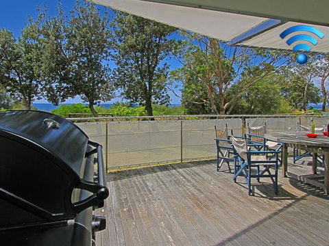 The Boathouse - Comfortable Beachfront Home - Tourism Gold Coast 0