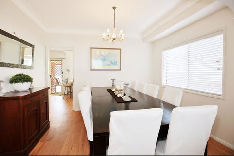 The Crescent - Pet Friendly - 1 Min To Beach - Tourism Gold Coast 3