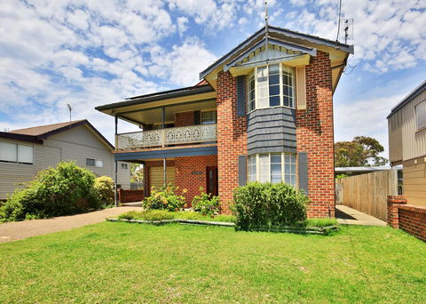 The Crescent - Pet Friendly - 1 Min To Beach - Tourism Gold Coast 1