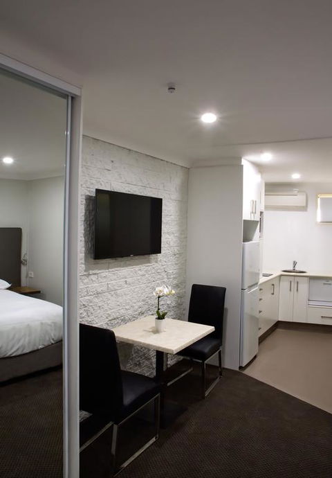 The Duck Inn Apartments - Tourism Gold Coast 3
