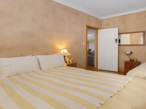 The Farmhouse - Grape Vines And Rolling Green Hills - Tourism Gold Coast 1