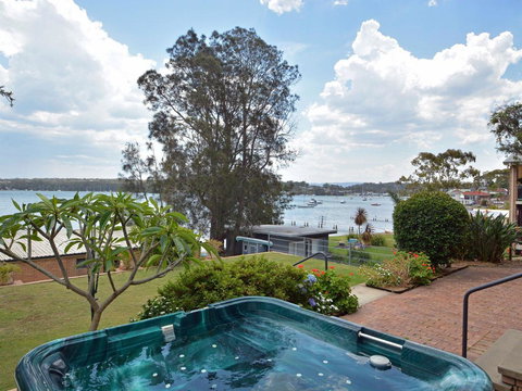 The House On The Lake @ Fishing Point, Lake Macquarie - Honestly Put The Line In And Catch Fish - Gold Coast 1