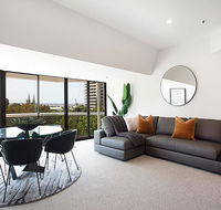 THE HYDEAWAY-LUXE HYDE PARK CITY APARTMENT-hosted by LAbode Accommodation - Tourism Gold Coast