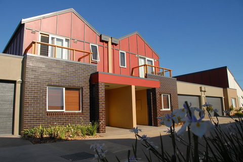 The Lakes Apartments - Tourism Gold Coast 0