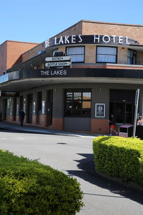 The Lakes Hotel - Tourism Gold Coast 3