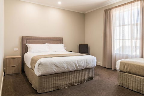The Lighthouse Hotel - Tourism Gold Coast 0