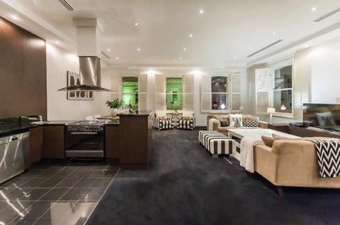 The Pakenham - Tourism Gold Coast 3