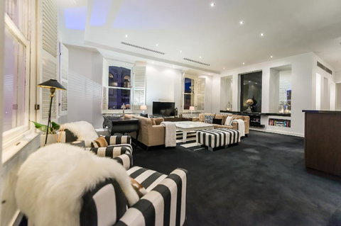 The Pakenham - Tourism Gold Coast 0