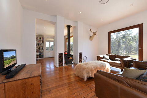 The Parson's Vineyard Retreat - Get Amongst The Vineyards In A Historic Home - Tourism Gold Coast 0