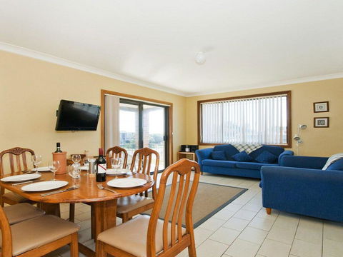 The Penguins Head - Across From The Beach - Tourism Gold Coast 1
