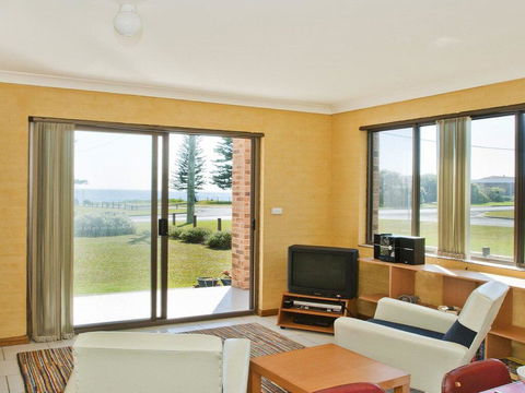 The Penguins Head - Across From The Beach - Tourism Gold Coast 3
