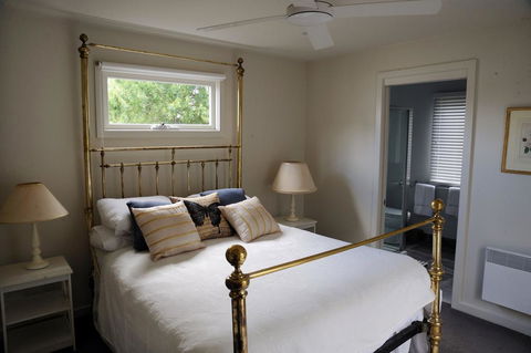 The Red Feather Inn - Tourism Gold Coast 0