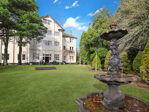 The Robertson Hotel - Tourism Gold Coast 1
