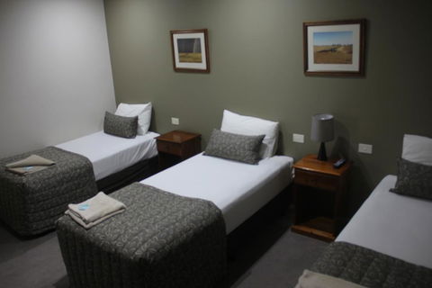 The Saltbush Motor Inn - Tourism Gold Coast 2