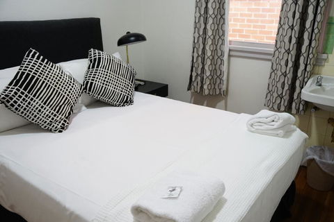 The Tamworth Hotel - Tourism Gold Coast 2