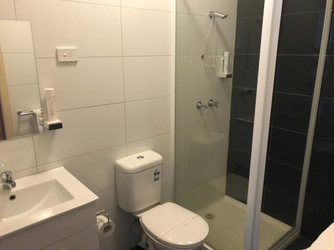 The Wharf Hotel - Tourism Gold Coast 0