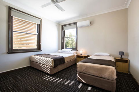 Toongabbie Hotel - Tourism Gold Coast 1