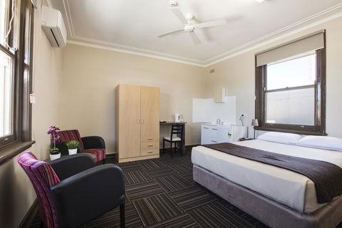Toongabbie Hotel - Tourism Gold Coast 2