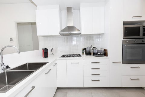 Trendy, Self Contained Inner City Apartment - Tourism Gold Coast 1