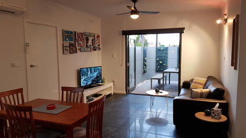 Two Bedroom Garden Apartment - Tourism Gold Coast 2
