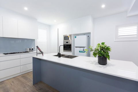 TWO TEN Sleeps 10! Luxury CBD Accommodation - Tourism Gold Coast 3