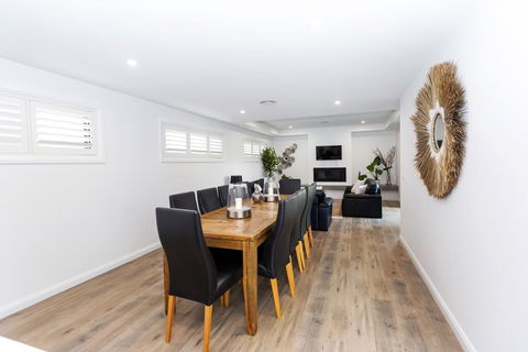 TWO TEN Sleeps 10! Luxury CBD Accommodation - Tourism Gold Coast 1