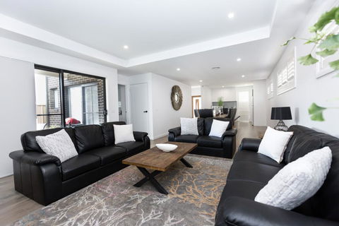 TWO TEN Sleeps 10! Luxury CBD Accommodation - Tourism Gold Coast 2