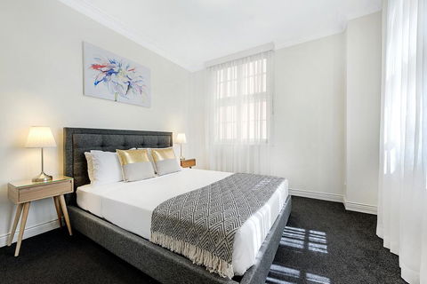 ULTIQA Rothbury Hotel - Tourism Gold Coast 0