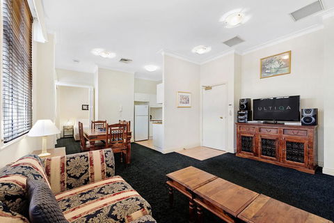 ULTIQA Rothbury Hotel - Tourism Gold Coast 3