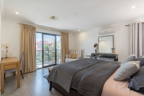 ULTRA SPACIOUS STYLISH HOME IN PRESTONS - SYDNEY - Tourism Gold Coast 2