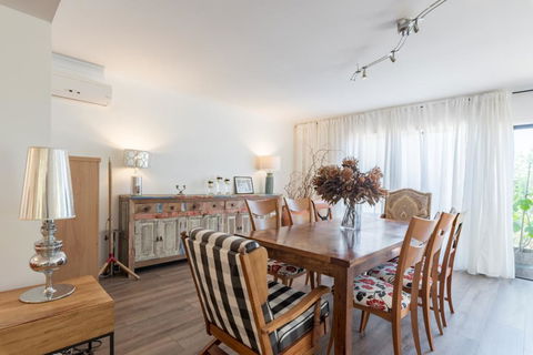 ULTRA SPACIOUS STYLISH HOME IN PRESTONS - SYDNEY - Tourism Gold Coast 1