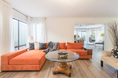 ULTRA SPACIOUS STYLISH HOME IN PRESTONS - SYDNEY - Tourism Gold Coast 0