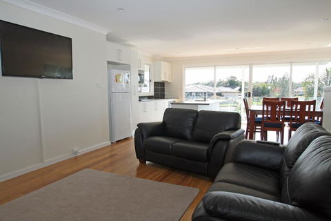 Unbeatable Waterfront Location - Tourism Gold Coast 3