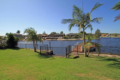 Unbeatable Waterfront Location - Tourism Gold Coast 0