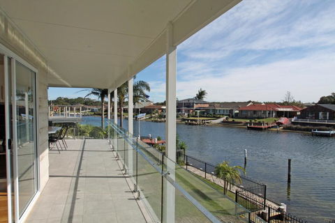 Unbeatable Waterfront Location - Tourism Gold Coast 1