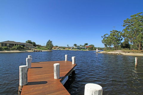 Unbeatable Waterfront Location - Tourism Gold Coast 2