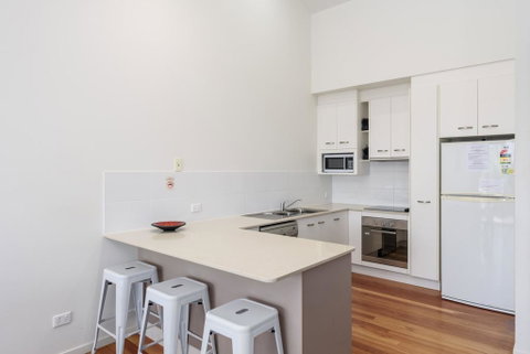 Unit 2 Rainbow Surf - Modern, Double Storey Townhouse With Large Shared Pool, Close To Beach And Shops - Tourism Gold Coast 1