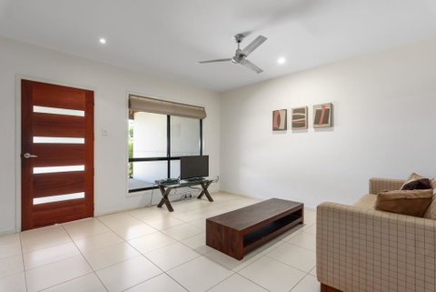 Unit 2 Rainbow Surf - Modern, Double Storey Townhouse With Large Shared Pool, Close To Beach And Shops - Tourism Gold Coast 2