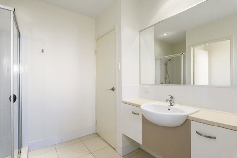 Unit 2 Rainbow Surf - Modern, Double Storey Townhouse With Large Shared Pool, Close To Beach And Shops - Tourism Gold Coast 3