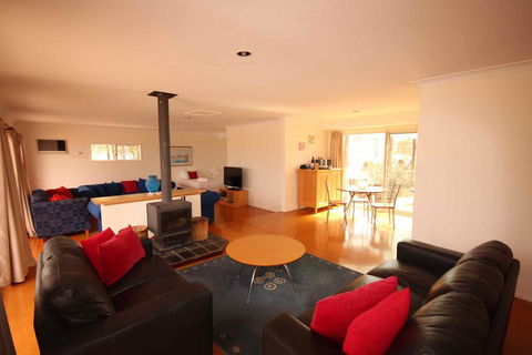 Verona Vineyard Cottage - Tourism Gold Coast 3