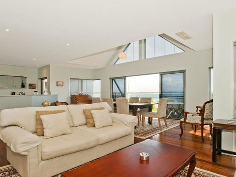 Villa Mer - Stylish Waterfront Accommodation - Tourism Gold Coast 0