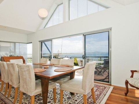 Villa Mer - Stylish Waterfront Accommodation - Tourism Gold Coast 2