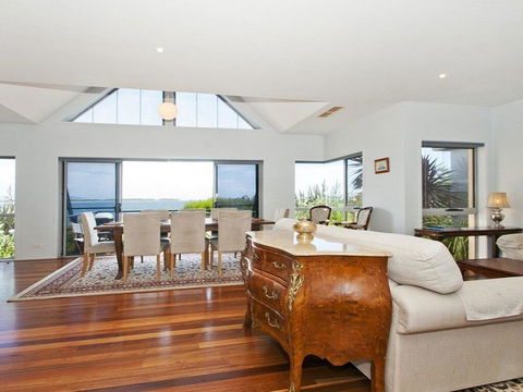 Villa Mer - Stylish Waterfront Accommodation - Tourism Gold Coast 3