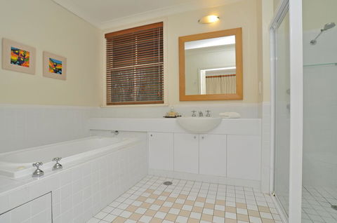 Villa Spa Executive 1br Burgundy Resort Condo Located Within Cypress Lakes Resort (nothing Is More Central) - Tourism Gold Coast 3