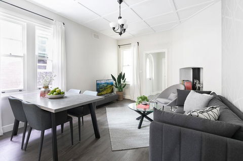 Walk Everywhere In The City From A Historic Home - Tourism Gold Coast 1