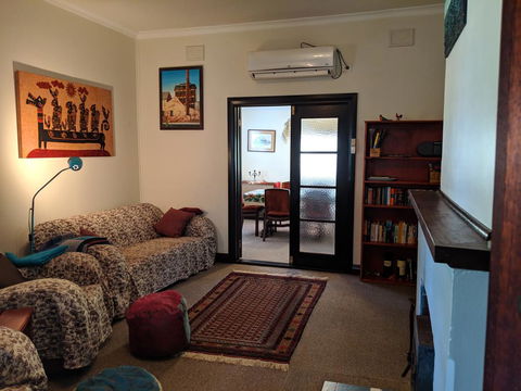 Walnut Cottage - 2 Bedroom Pet Friendly Country Cottage - Tourism Gold Coast 3