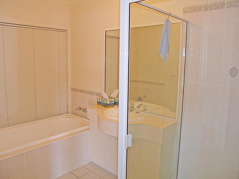 Water View House @ Orient Point - Tourism Gold Coast 3